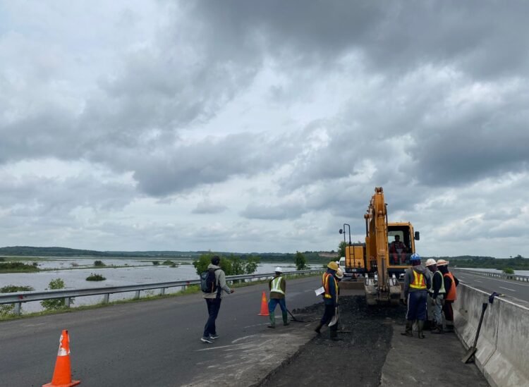 Kontur tanah rawa yang tidak padat menjadi penyebab sejumlah titik ruas Jalan Tol Trans Sumatera (JTTS) mengalami kerusakan. LAMPUNG POST/ATIKA OKTARIA