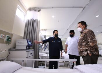 RS EKSTENSI RUJUKAN COVID-19. (dari kiri) Menteri BUMN Erick Thohir, Menteri Agama Yaqut Cholil, dan Gubernur Lampung Arinal Djunaidi saat meninjau persiapan Rumah Sakit Pertamina Bintang Amin Ekstensi Asrama Haji Bandar Lampung usai diresmikan, Minggu (8/8). DOK ADPIM