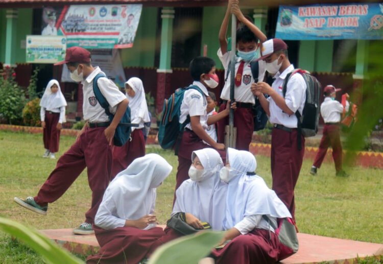 Van 19.44 SISWA SD IKUTI PTM TERBATAS. Para siswa Sekolah Dasar Negeri 1 Sabahbalau, Kecamatan Tanjungbintang, Lampung Selatan, sedang bermain sambil bercengkerama di halaman sekolah mereka saat pembelajaran tatap muka (PTM) terbatas, Senin (10/1). Di Kabupaten Lampung Selatan kegiatan pembelajaran tatap muka (PTM) masih dilaksanakan 50%. n LAMPUNG POST/SUKISNO