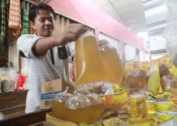 Saat ini sebagian besar masyarakat lebih memilih membeli minyak goreng kemasan harga Rp14ribu/liter karena lebih terjangkau.