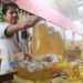 Saat ini sebagian besar masyarakat lebih memilih membeli minyak goreng kemasan harga Rp14ribu/liter karena lebih terjangkau.