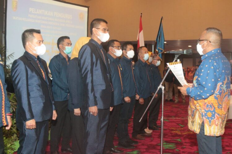 PELANTIKAN PENGURUS PWI LAMPUNG. Ketua Umum PWI Pusat, Atal S Depari (kanan) saat melantik Ketua PWI Lampung, Wirahadikusumah bersama pengurus PWI Lampung masa bakti 2021—2026 di ballroom Hotel Emersia Bandar Lampung, Rabu (5/1). Dalam kesempatan itu juga dilantik pengurus Dewan Kehormatan PWI Lampung yang terdiri dari Iskandar Zulkarnain selaku ketua, Sekretaris Donal H Sihotang serta tiga anggota, yakni Zahdi Basran, Livianti Mega Ayunita, dan M Furqon.
LAMPUNG POST/SUKISNO