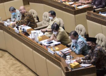 PEMILU 2024 DIGELAR 14 FEBRUARI. Ketua KPU Ilham Saputra (kedua kiri) menyampaikan paparan dengan didampingi Mendagri Tito Karnavian (ketiga kiri), dan Ketua Bawaslu Abhan (kedua kanan) serta jajaran tiga instansi tersebut dalam rapat kerja bersama Komisi II DPR di Kompleks Parlemen, Jakarta, Senin (24/1). Dalam rapat tersebut disepakati Pemilu 2024 akan digelar pada 14 Februari 2024.
ANTARA FOTO/ADITYA PRADANA PUTRA