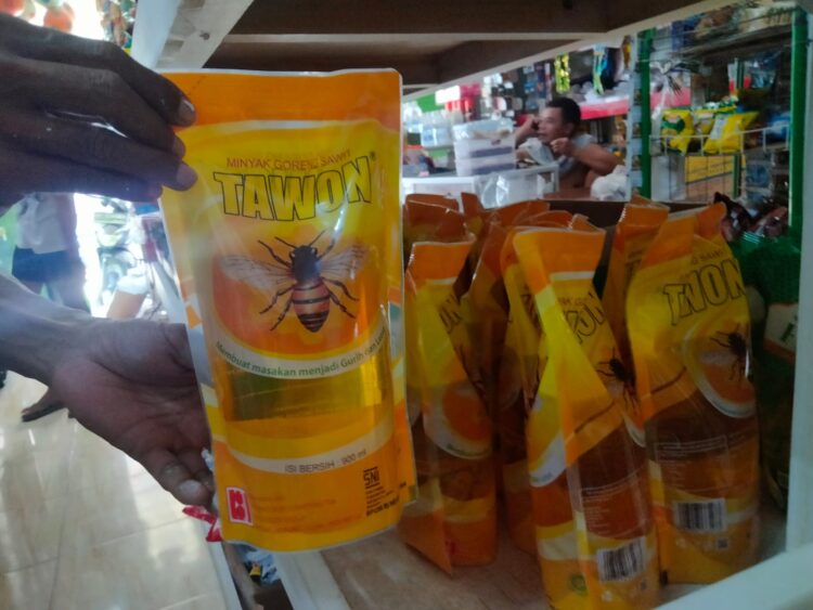 Sudah seminggu terakhir pedagang tidak menjual minyak goreng lantaran supplayer tidak mengirimkan barang.