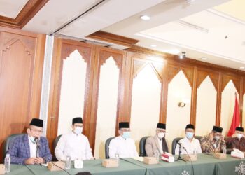 MUKRI KETUA PBNU. Rektor UIN Raden Intan Lampung Prof Dr KH Mohammad Mukri (kanan) masuk struktural Pengurus Besar Nahdlatul Ulama (PBNU) sebagai ketua di Kantor PBNU di Jakarta, Rabu (12/1). Prof Dr KH Mohammad Mukri merupakan rektor yang menjalani masa perpanjangan hingga terpilih rektor yang baru. Ia juga merupakan ketua Tanfiziah PWNU Lampung yang baru habis masa jabatannya pada 2023.
ISTIMEWA