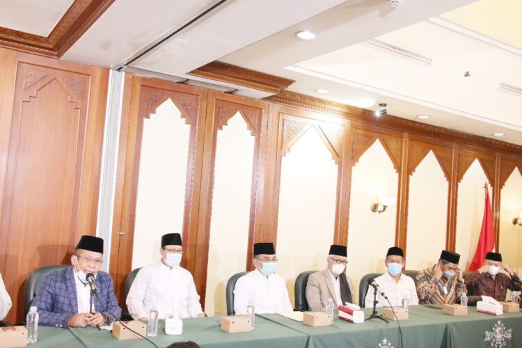 MUKRI KETUA PBNU. Rektor UIN Raden Intan Lampung Prof Dr KH Mohammad Mukri (kanan) masuk struktural Pengurus Besar Nahdlatul Ulama (PBNU) sebagai ketua di Kantor PBNU di Jakarta, Rabu (12/1). Prof Dr KH Mohammad Mukri merupakan rektor yang menjalani masa perpanjangan hingga terpilih rektor yang baru. Ia juga merupakan ketua Tanfiziah PWNU Lampung yang baru habis masa jabatannya pada 2023.
ISTIMEWA