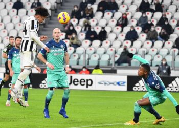 JUVENTUS KALAHKAN UDINESE 2-0. Gelandang Juventus AS Weston McKennie (kiri) mencetak gol melalui sundulan saat pertandingan sepak bola Serie A Italia antara Juventus dan Udinese di stadion Juventus di Turin, Minggu (16/1). Juventus terus mendapati posisi zona empat besar klasemen Serie A usai menang hadapi Udinese 2-0.
(AFP/ISABELLA BONOTTO)