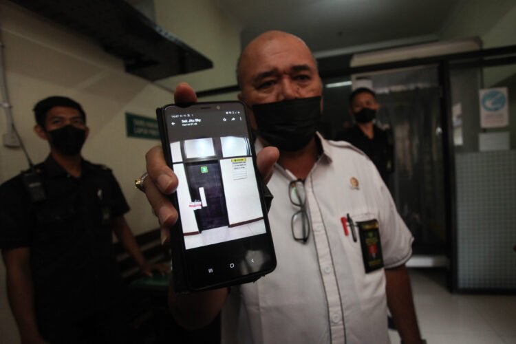 OTT HAKIM PN SURABAYA. Humas Pengadilan Negeri (PN) Surabaya Martin Ginting (kanan) menunjukkan foto ruangan hakim yang disegel Komisi Pemberantasan Korupsi di Pengadilan Negeri Surabaya, Surabaya, Jawa Timur, Kamis (20/1). KPK menangkap hakim PN Surabaya Itong Isnaeni Hidayat dan seorang panitera pengganti PN Surabaya atas nama M Hamdan dalam operasi tangkap tangan (OTT).
ANTARA FOTO/DIDIK SUHARTONO