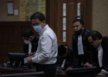 SIDANG TUNTUTAN AZIS SYAMSUDDIN. Terdakwa Azis Syamsuddin menjalani sidang tuntutan kasus suap kepada mantan penyidik KPK AKP Stepanus Robin Pattuju di Pengadilan Tipikor Jakarta, Senin (24/1). Jaksa KPK menuntut mantan Wakil Ketua DPR tersebut dengan hukuman 4 tahun 2 bulan penjara, denda Rp250 juta, subsider 6 bulan kurungan serta pencabutan hak politik selama lima tahun. ANTARA FOTO/SIGID KURNIAWAN