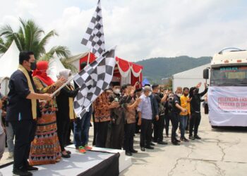 Menteri BUMN Erick Thohir didampingi Wali Kota Bandar Lampung Eva Dwiana, dan Direktur Utama PT Perusahaan Perdagangan Indonesia (PPI), Nina Sulistyowati melakukan pelepasan ekspor perdana kopi ke Mesir di gudang industri kopi Campang Raya, Minggu, 30 Januari 2022. (Lampost.co/Andi Apriyadi)