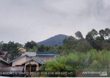 Pemandangan Gunung Dempo di Pagaralam, Sumatera Selatan, Senin (10/1/22). (ANTARA/HO PVMBG)