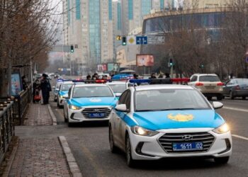 Mobil polisi memblokade sebuah ruas jalan di Almaty, Kazakhstan, 7 Januari 2022. (ALEXANDR BOGDANOV/AFP)