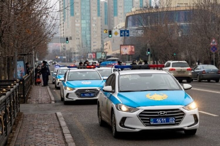 Mobil polisi memblokade sebuah ruas jalan di Almaty, Kazakhstan, 7 Januari 2022. (ALEXANDR BOGDANOV/AFP)