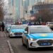 Mobil polisi memblokade sebuah ruas jalan di Almaty, Kazakhstan, 7 Januari 2022. (ALEXANDR BOGDANOV/AFP)