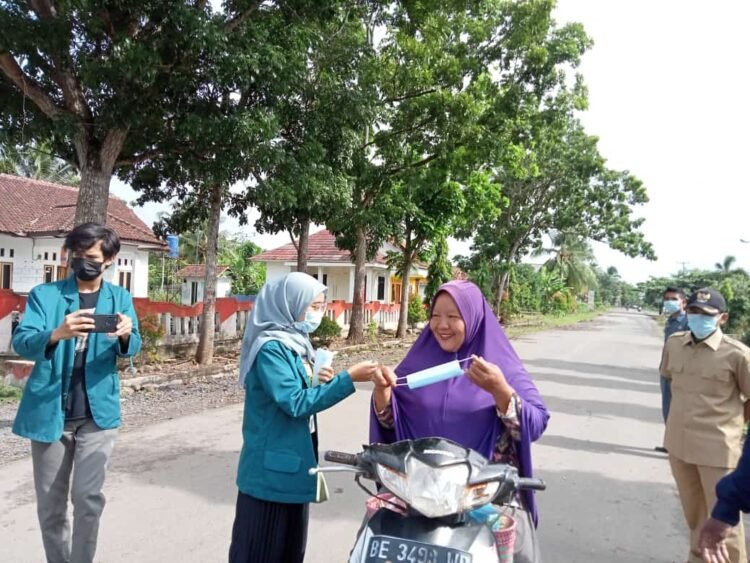 Mahasiswa di perguruan tinggi membagikan masker kepada rekannya yang kedapatan tidak memakai masker. Gerakan ini dalam rangka menyadarkan pentingnya penerapan prokes selama pandemi Covid-19.