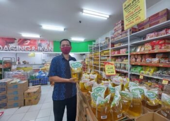 Persediaan minyak goreng satu harga di ritel Chandra Bandarjaya. (Lampost.co/Raeza Handanny Agustira)