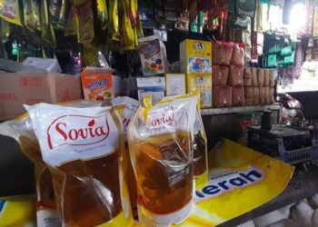 Dinas meminta kepada pemerintah provinsi untuk meneruskan kepada suplayer untuk segera mendistribusikan minyak goreng guna mengisi gerai-gerai tersebut.