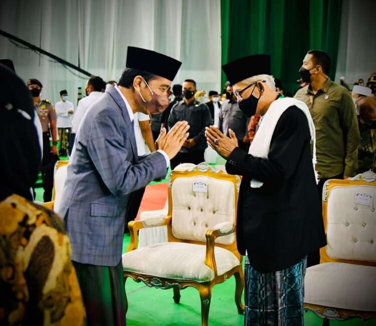 Presiden Jokowi tampil menggunakan sarung di Pengukuhan Pengurus Besar Nahdlatul Ulama Masa Khidmat 2022-2027. (Foto: BPMI)
