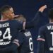 Thilo Kehrer (kiri) merayakan golnya bersama para pemain PSG.AFP/  JEFF PACHOUD
