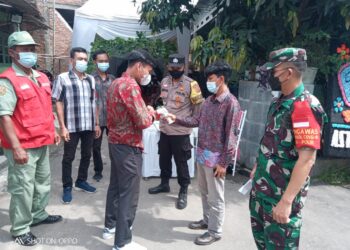 Personel TNI yang bertugas sebagai Babinsa Kelurahan Campangjaya, Agus Triawan bersama Satgas mendatangi lokasi resepsi pernikahan yang digelar warga di Kampung Ciakong RT 07/02 Kelurahan Campangjaya, Kecamatan Sukabumi, Bandar Lampung, Minggu (16/1).