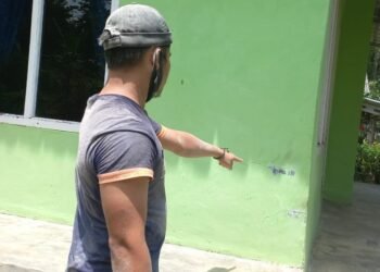 Warga sedang menunjukkan salah satu rumah yang retak akibat peledakan bukit tambang batu di Kampung Sawah, Desa Kaliasin, Kecamatan Tanjungbintang, Rabu, 19 Januari 2022. (Lampost.co/Salda Andala)