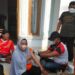 Siddokes Polres Way Kanan berkolaborasi dengan relawan vaksinator dari Bidan Desa UPT Puskesmas Umpu Semenguk menggelar vaksinasi keliling.