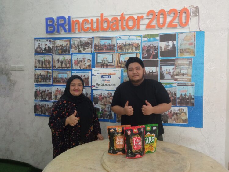 Pemilik Rafins Snack Kabupaten Pringsewu Muhammad Ravie Cahya Ansor (22) dan ibunya Rospawati saat ditemui di kiosnya, Sabtu (5/2/2022). Lampung Post/ Dian Wahyu K.