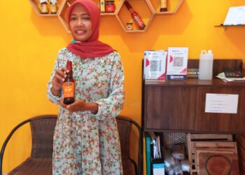 Isnina pemilik Madu Suhita yang beralamat di Jalan Purnawirawan I, Langkapura, Kec. Langkapura, Kota Bandar Lampung menunjukkan produk madu. Lampung Post/ Dian Wahyu K