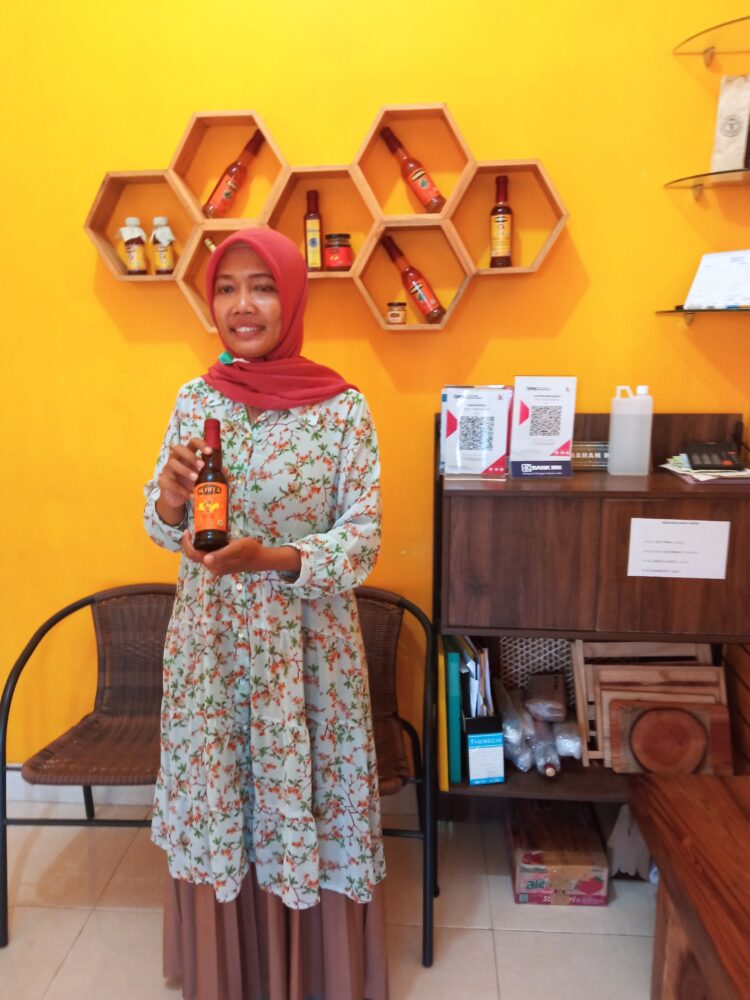 Isnina pemilik Madu Suhita yang beralamat di Jalan Purnawirawan I, Langkapura, Kec. Langkapura, Kota Bandar Lampung menunjukkan produk madu. Lampung Post/ Dian Wahyu K