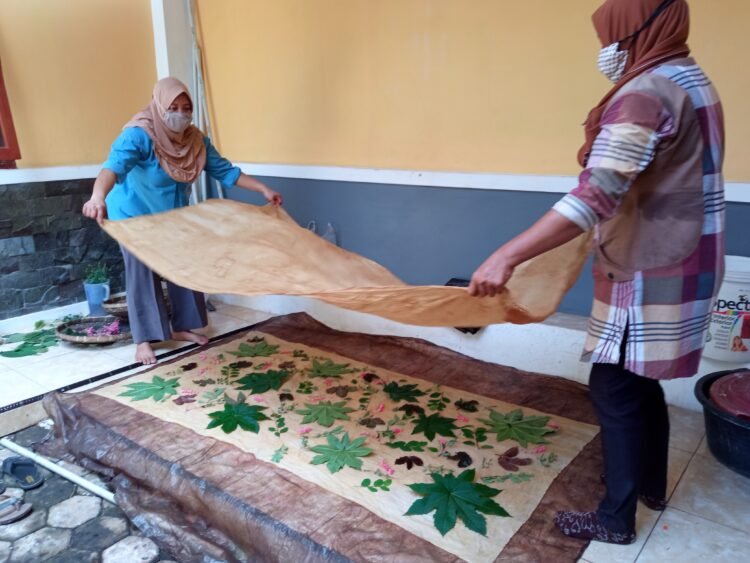 Proses pembuatan coprint produk Kahut Sigerbori di Lampung.Lampung Post/ Dian Wahyu K.