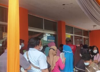Pembagian BLT di Kantor Pos Way Halim Permai berdesakan tanpa jaga jarak. (dok)