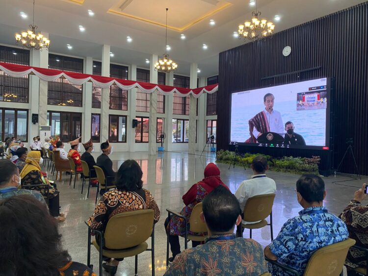 PENYERAHAN SERTIFIKAT KEHUTANAN. Suasana saat Presiden Joko Widodo menyerahkan sertifikat kehutanan yang dilaksanakan serentak melalui virtual di Mahan Agung yang dihadiri Gubernur Lampung Arinal Djunaidi, Kamis (3/2). Pemerintah Pusat menyerahkan sertifikat surat keputusan (SK) perhutanan sosial seluas 11.309,87 hektare (ha) kepada Pemerintah Provinsi Lampung.
LAMPUNG POST/ATIKA OKTARIA S NILAM