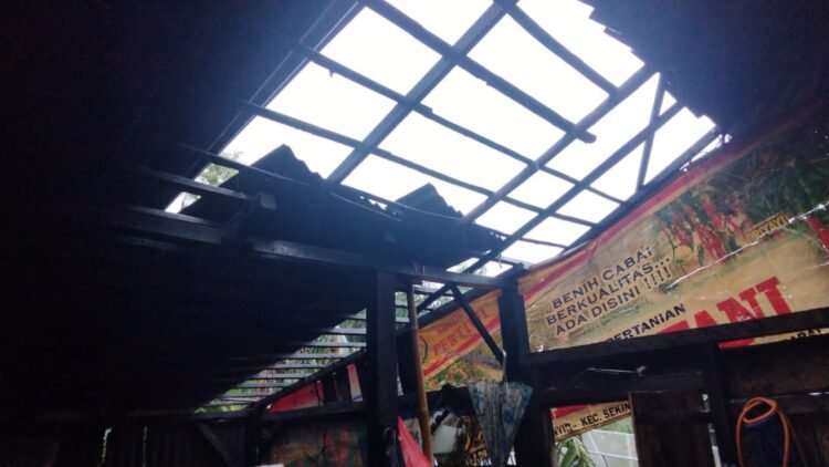 Korban Bencana Angin Puyuh Dapat Bantuan