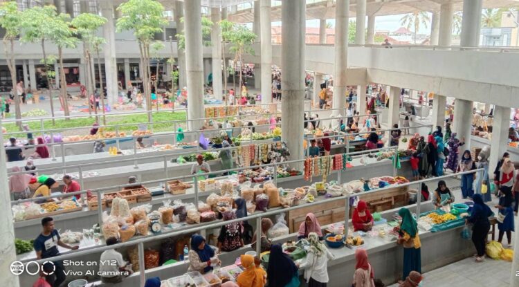 Pandemi Covid-19 sangat berdampak bagi para pedagang. Apalagi saat ini ada varian omikron, Bandar Lampung masuk PPKM level 3.