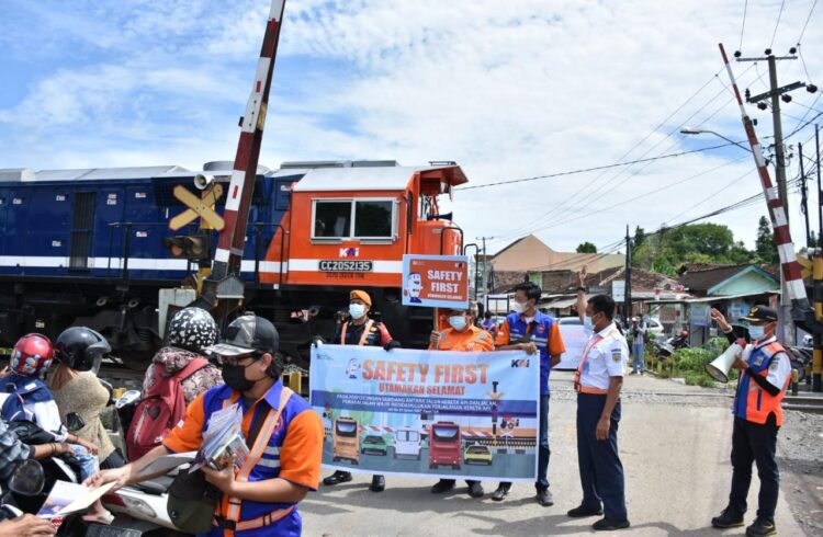KAI Divre IV Tanjungkarang Sosialisasi di Perlintasan Sebidang