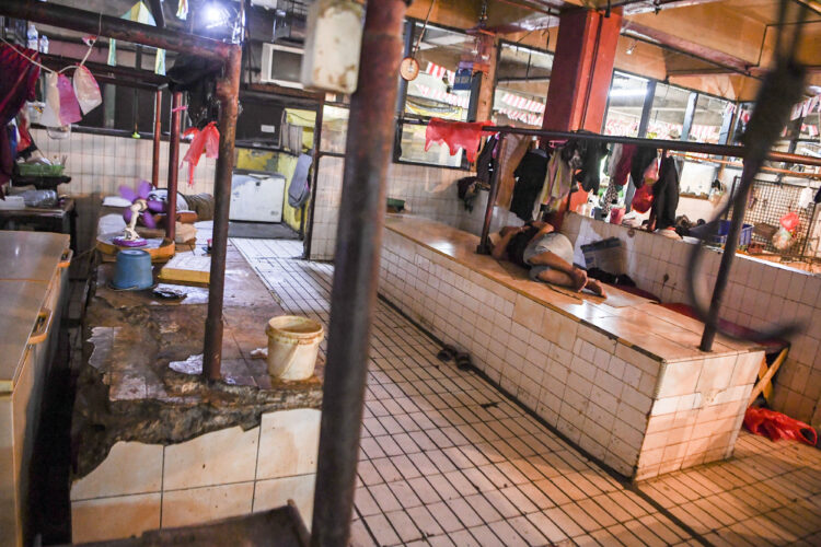 Suasana kios penjual daging yang tidak ada aktivitas jual beli di Pasar Slipi, Jakarta, Senin (28/2/2022). Seluruh pedagang daging di pasar tersebut melakukan aksi mogok berjualan selama lima hari sejak Senin (28/2)  akibat terus melonjaknya harga daging sapi yang mencapai Rp140.000 per kilogram. ANTARA FOTO/Hafidz Mubarak A/hp.