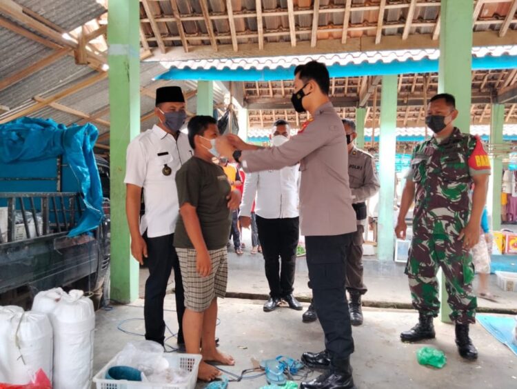 Kepolisian Sektor Tanjungbintang, Polres Lampung Selatan (Lamsel) bersama tim desa melakukan inspeksi mendadak (sidak) di tempat fasilitas publik dan tempat keramaian lainnya, Rabu (9/2). Sidak dilakukan untuk mengimbau warga menaati aturan pemerintah terkait protokol kesehatan (prokes). (LAMPUNG POST/FEBI HERUMANIKA)