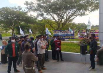 Aksi demonstrasi mahasiswa Fakultas Tarbiyah dan Keguruan di depan Gedung Rektorat UIN Raden Intan Lampung, Rabu (23/2). Mahasiswa mengeluhkan terjadinya malaadministrasi dan praktik pungutan liar (pungli) di fakultas tersebut. (ISTIMEWA)