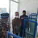 Rektor Unila Prof Karomani meninjau air minum isi ulang Aquanila saat launching air minum isi ulang Aquanila di Kampus Unila, Jumat (4/2).
(LAMPUNG POST/DETA CITRAWAN)
