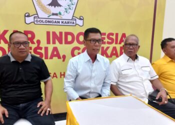 Sekretaris DPD I Golkar Lampung Ismet Roni, Ketua AMPG Lampung Aprozi Alam beserta jajaran saat konfrensi pers menjelang Rakerda Partai Golkar Lampung, Jumat (11/2/2022).