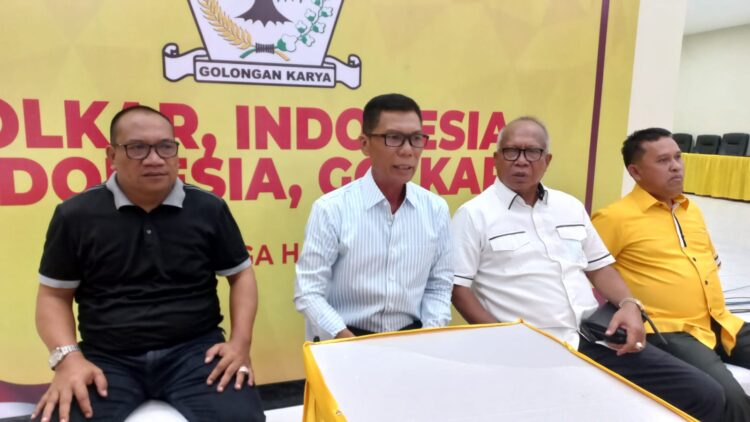 Sekretaris DPD I Golkar Lampung Ismet Roni, Ketua AMPG Lampung Aprozi Alam beserta jajaran saat konfrensi pers menjelang Rakerda Partai Golkar Lampung, Jumat (11/2/2022).