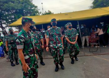 Aparat Bersihkan Lingkungan Sekitar Kantor