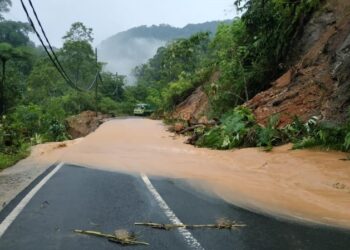 Jalan lintas Liwa—Krui kerap mengalami bencana longsor. Teranyar, hujan deras yang melanda Lampung Barat dan Pesisir Barat sejak Sabtu (5/2) siang hingga Minggu (6/2) subuh, mengakibatkan longsor dan banjir di sejumlah tempat. Dok BPBD Lampung Barat