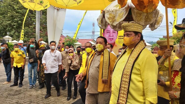 RAKER RAPIM GOLKAR. Ketua Umum Partai Golkar Airlangga Hartarto, Ketua DPD Golkar Lampung Arinal Djunaidi, dan jajaran saat menghadiri rapat pimpinan dan rapat kerja Golkar Lampung di Gedung Graha Karya Utama, Bandar Lampung, Sabtu (12/2). n LAMPUNG POST/SALDA ANDALA