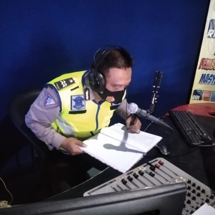 Petugas Satlantas Sampaikan Imbauan lewat Radio