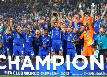 CHELSEA JUARA DUNIA ANTARKLUB. Para pemain Chelsea merayakan dengan trofi mereka setelah memenangkan pertandingan sepak bola final Piala Dunia Antarklub  FIFA 2021 melawan Palmeiras Brasil di Stadion Mohammed Bin Zayed, Abu Dhabi, Minggu (13/2). The Blues mengalahkan Palmeiras 2-1 pada pertandingan final tersebut.
AFP/GIUSEPPE CACACE
