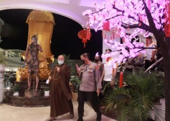 PANTAU PELAKSANAAN IMLEK. Kapolda Lampung, Irjen Hendro Sugiatno didampingi Wakapolda Brigjen Subiyanto memantau perayaan Imlek di Wihara Amurwa Bhumi Graha, Jalan Ikan Bawal, Telukbetung Selatan, Bandar Lampung, Senin (31/1) malam.
(LAMPUNG POST/ZAINUDDIN)