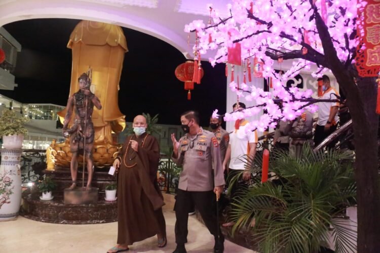 PANTAU PELAKSANAAN IMLEK. Kapolda Lampung, Irjen Hendro Sugiatno didampingi Wakapolda Brigjen Subiyanto memantau perayaan Imlek di Wihara Amurwa Bhumi Graha, Jalan Ikan Bawal, Telukbetung Selatan, Bandar Lampung, Senin (31/1) malam.
(LAMPUNG POST/ZAINUDDIN)