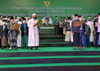 DUKUNG SANDIAGA UNO. Sejumlah ulama, habib, dan tokoh Pemuda Islam Indonesia (PII) di Lampung yang tergabung dalam Ijtima Ulama mendeklarasikan dukungan kepada Menteri Pariwisata dan Ekonomi Kreatif (Menparekraf) Sandiaga Uno menjadi capres pada 2024 di ballroom Novotel, Rabu (2/2).
MTVL/ANDI APRIYADI