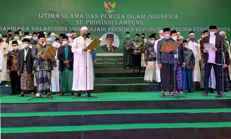 DUKUNG SANDIAGA UNO. Sejumlah ulama, habib, dan tokoh Pemuda Islam Indonesia (PII) di Lampung yang tergabung dalam Ijtima Ulama mendeklarasikan dukungan kepada Menteri Pariwisata dan Ekonomi Kreatif (Menparekraf) Sandiaga Uno menjadi capres pada 2024 di ballroom Novotel, Rabu (2/2).
MTVL/ANDI APRIYADI